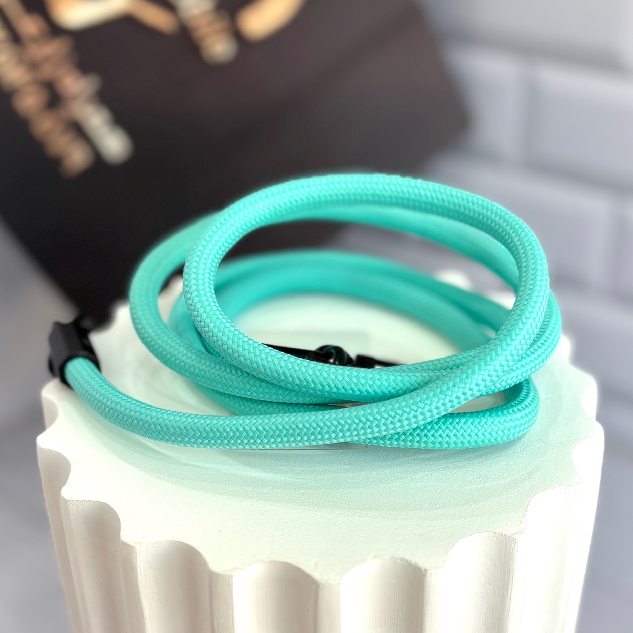 بند گردنی موبایل با طراحی گرد سبزآبی