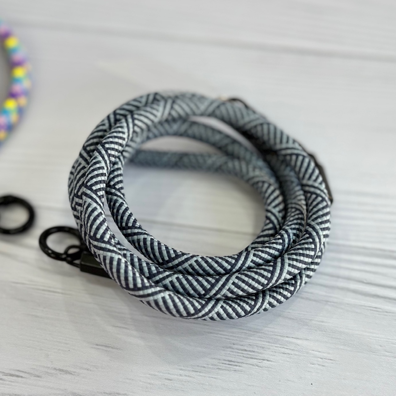 بند آویز گوشی سبک و کاربردی