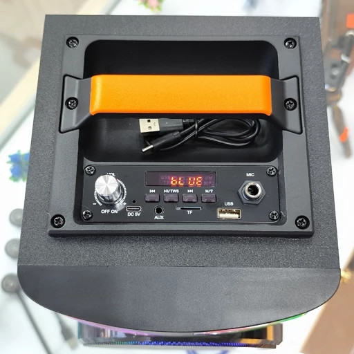 اسپیکر بلوتوثی با نور RGB و صفحه نمایش دیجیتال